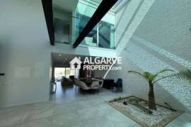 Lovely 5 bedroom semi-detached house in a residential area close to Faro airport and beach, Algarve