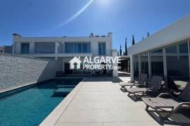 Lovely 5 bedroom semi-detached house in a residential area close to Faro airport and beach, Algarve