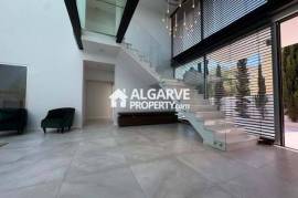 Lovely 5 bedroom semi-detached house in a residential area close to Faro airport and beach, Algarve