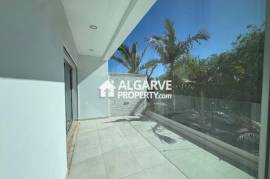 Lovely 5 bedroom semi-detached house in a residential area close to Faro airport and beach, Algarve