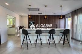 Lovely 5 bedroom semi-detached house in a residential area close to Faro airport and beach, Algarve