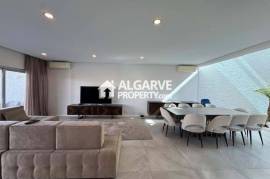 Lovely 5 bedroom semi-detached house in a residential area close to Faro airport and beach, Algarve