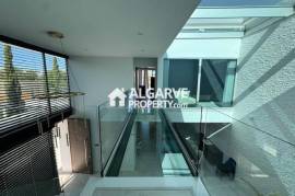 Lovely 5 bedroom semi-detached house in a residential area close to Faro airport and beach, Algarve