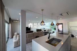 Lovely 5 bedroom semi-detached house in a residential area close to Faro airport and beach, Algarve