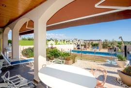 Lovely and modern 4 bedroom villa in a quiet residential area in Vilamoura, Algarve