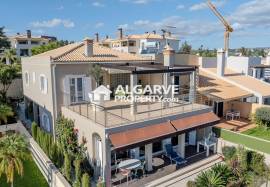 Lovely and modern 4 bedroom villa in a quiet residential area in Vilamoura, Algarve