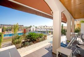 Lovely and modern 4 bedroom villa in a quiet residential area in Vilamoura, Algarve