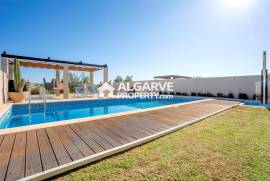 Lovely and modern 4 bedroom villa in a quiet residential area in Vilamoura, Algarve