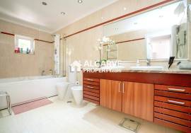 Lovely and modern 4 bedroom villa in a quiet residential area in Vilamoura, Algarve