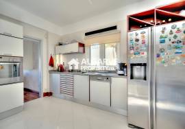 Lovely and modern 4 bedroom villa in a quiet residential area in Vilamoura, Algarve