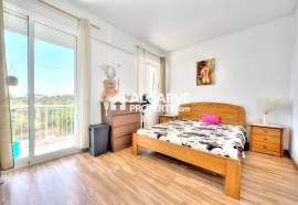 Fully Renovated 2-Bedroom Apartment with Quality Finishes em Faro, Algarve