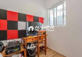 Fully Renovated 2-Bedroom Apartment with Quality Finishes em Faro, Algarve