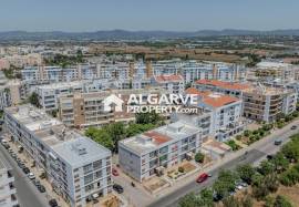 Fully Renovated 2-Bedroom Apartment with Quality Finishes em Faro, Algarve