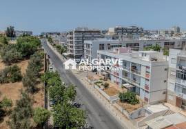 Fully Renovated 2-Bedroom Apartment with Quality Finishes em Faro, Algarve