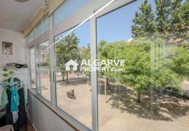 Fully Renovated 2-Bedroom Apartment with Quality Finishes em Faro, Algarve