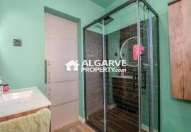 Fully Renovated 2-Bedroom Apartment with Quality Finishes em Faro, Algarve