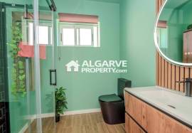 Fully Renovated 2-Bedroom Apartment with Quality Finishes em Faro, Algarve