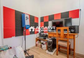 Fully Renovated 2-Bedroom Apartment with Quality Finishes em Faro, Algarve