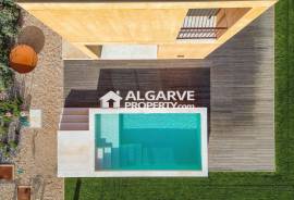 Excellent three-bedroom villa with swimming pool and garden in Vilamoura.