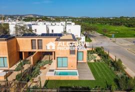 Excellent three-bedroom villa with swimming pool and garden in Vilamoura.