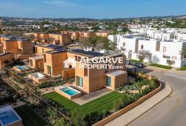 Excellent three-bedroom villa with swimming pool and garden in Vilamoura.