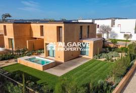 Excellent three-bedroom villa with swimming pool and garden in Vilamoura.