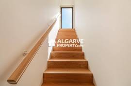 Excellent three-bedroom villa with swimming pool and garden in Vilamoura.