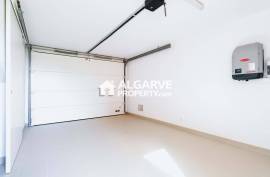 Excellent three-bedroom villa with swimming pool and garden in Vilamoura.