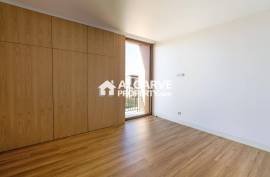 Excellent three-bedroom villa with swimming pool and garden in Vilamoura.