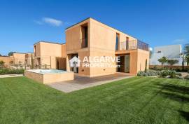 Excellent three-bedroom villa with swimming pool and garden in Vilamoura.