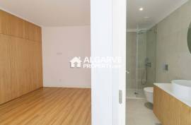 Excellent three-bedroom villa with swimming pool and garden in Vilamoura.