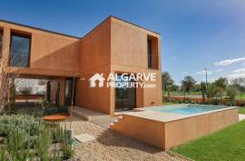 Excellent three-bedroom villa with swimming pool and garden in Vilamoura.