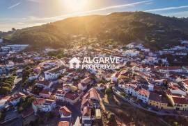 Unique Villa in the Heart of Faro with Patio and Strong Potential