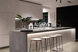 Semi-Detached 4-Bedroom Villa with Pool in Gambelas, Faro