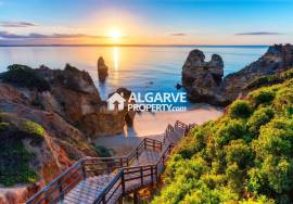 Semi-Detached 4-Bedroom Villa with Pool in Gambelas, Faro