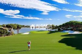 Semi-Detached 4-Bedroom Villa with Pool in Gambelas, Faro