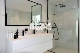 Semi-Detached 4-Bedroom Villa with Pool in Gambelas, Faro