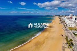 Semi-Detached 4-Bedroom Villa with Pool in Gambelas, Faro