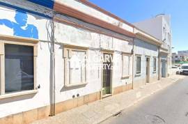 Townhouse in the Heart of Faro with 157 sq.m., Garage and Patio