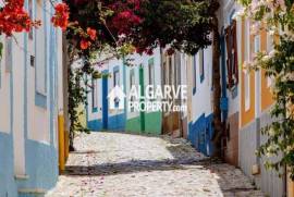 Townhouse in the Heart of Faro with 157 sq.m., Garage and Patio