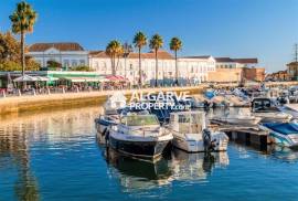 Townhouse in the Heart of Faro with 157 sq.m., Garage and Patio