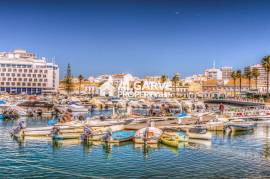 Townhouse in the Heart of Faro with 157 sq.m., Garage and Patio