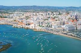 Townhouse in the Heart of Faro with 157 sq.m., Garage and Patio