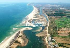 Townhouse in the Heart of Faro with 157 sq.m., Garage and Patio