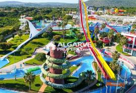 Townhouse in the Heart of Faro with 157 sq.m., Garage and Patio