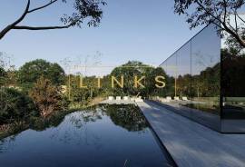 Unique Glass House: A Reimagined 3-Bedroom Home