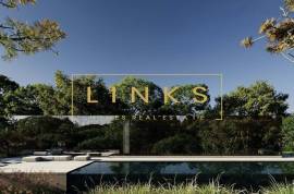 Unique Glass House: A Reimagined 3-Bedroom Home