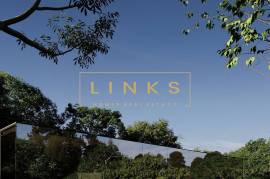 Unique Glass House: A Reimagined 3-Bedroom Home