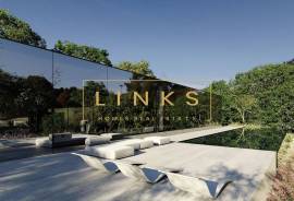 Unique Glass House: A Reimagined 3-Bedroom Home