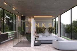 Unique Glass House: A Reimagined 3-Bedroom Home